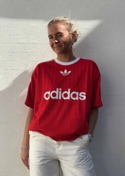 Adidas Originals ADICOLOR POLY T - Better Scarlet -Butler Loftet Butik ADICOLOR POLY T Better Scarlet Adidas Originals 2