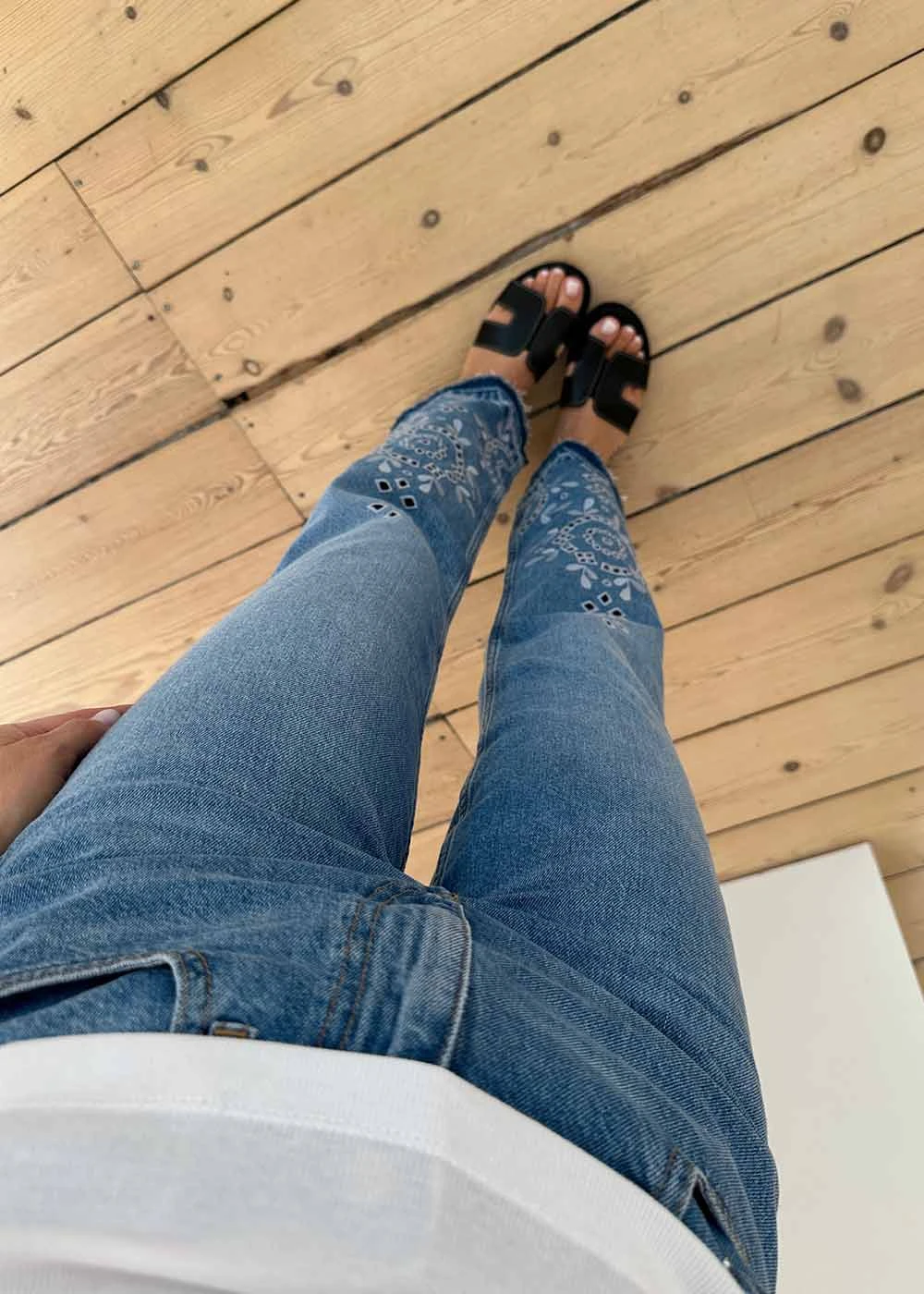 Ganni Broderie Anglaise Denim Betzy Cropped - Light Blue Stone 4 Ganni Broderie Anglaise Denim Betzy Cropped - Light Blue Stone - Billede 2