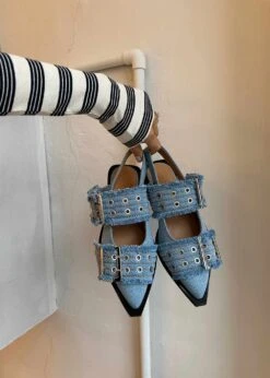 Ganni Feminine Buckle Ballerina Charms Denim - Faded Denim -Butler Loftet Butik Feminine Buckle Ballerina Charms Denim Faded Denim Ganni 4
