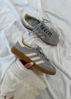Adidas Originals HANDBALL SPEZIAL - Grey Two / Cream White / Cloud White 9 Adidas Originals HANDBALL SPEZIAL - Grey Two / Cream White / Cloud White -Butler Loftet Butik HANDBALL SPEZIAL Grey Two Cream White Cloud White Adidas Originals 4