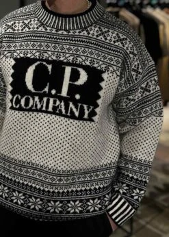C.P. Company KNITWEAR CREW NECK LOGO LAMBSWOOL - White / Black 9 C.P. Company KNITWEAR CREW NECK LOGO LAMBSWOOL - White / Black -Butler Loftet Butik KNITWEAR CREW NECK LOGO LAMBSWOOL White Black C P Company 3