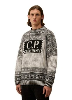 C.P. Company KNITWEAR CREW NECK LOGO LAMBSWOOL - White / Black 10 C.P. Company KNITWEAR CREW NECK LOGO LAMBSWOOL - White / Black -Butler Loftet Butik KNITWEAR CREW NECK LOGO LAMBSWOOL White Black C P Company 4