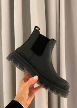 Lucido Transparent Chelsea - Black 9 Lucido Transparent Chelsea - Black -Butler Loftet Butik Lucido Transparent Chelsea Black Garment Project 3