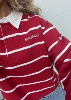 Serif Logo Cropped Rugby Polo - Ruby/White 11 Serif Logo Cropped Rugby Polo - Ruby/White -Butler Loftet Butik Serif Logo Cropped Rugby Polo RubyWhite Sporty Rich 3