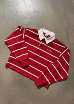 Serif Logo Cropped Rugby Polo - Ruby/White 14 Serif Logo Cropped Rugby Polo - Ruby/White -Butler Loftet Butik Serif Logo Cropped Rugby Polo RubyWhite Sporty Rich 6