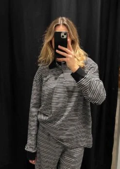 Steffi Oversized Polo - Black/Off White Stripe 12 Steffi Oversized Polo - Black/Off White Stripe -Butler Loftet Butik Steffi Oversized Polo BlackOff White Stripe Oval Square 5 bb61b7fd