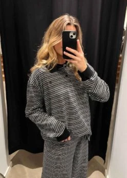 Steffi Oversized Polo - Black/Off White Stripe 13 Steffi Oversized Polo - Black/Off White Stripe -Butler Loftet Butik Steffi Oversized Polo BlackOff White Stripe Oval Square 6