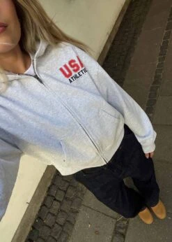 USA Athletics Cropped Zip Hoodie - Heather Gray -Butler Loftet Butik USA Athletics Cropped Zip Hoodie Heather Gray Sporty Rich 5