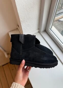 Ugg W Classic Mini Bailey Zip - Black -Butler Loftet Butik W Classic Mini Bailey Zip Black UGG 3