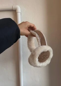 Ugg W Sheepskin Embroidery Earmuff - Chestnut -Butler Loftet Butik W Sheepskin Embroidery Earmuff Chestnut UGG 3